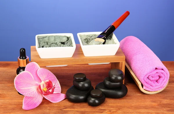 Argilla cosmetica per trattamenti termali su sfondo viola brillante primo piano — Foto Stock