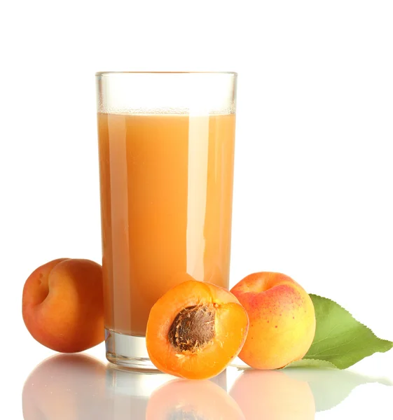 Glas abrikoos SAP en abrikozen met blad geïsoleerd op wit — Stockfoto