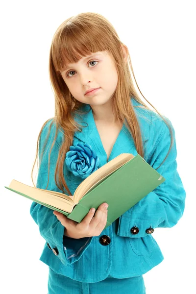 Χαριτωμένο κοριτσάκι, διαβάζοντας ένα βιβλίο που απομονώνονται σε λευκό — Φωτογραφία Αρχείου