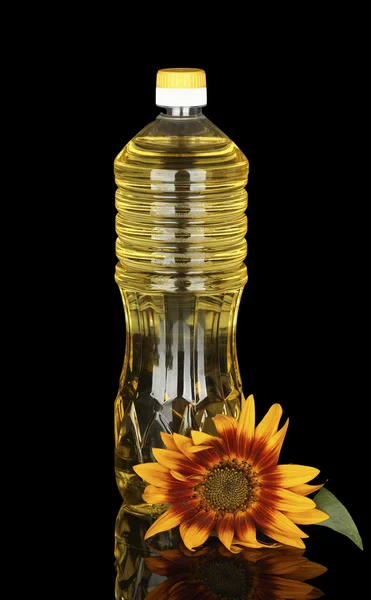 Olio di girasole in una bottiglia di plastica isolata su sfondo nero — Foto Stock