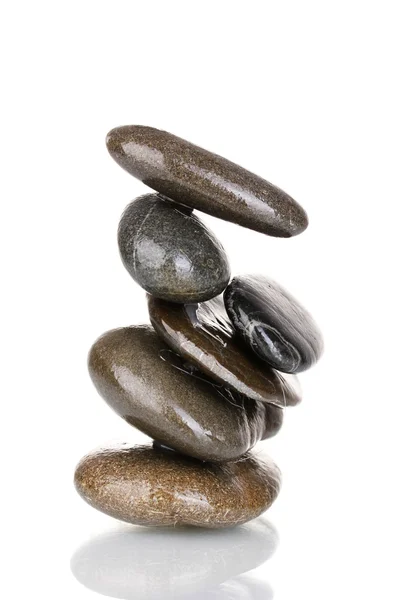Стек сбалансированных камней, изолированных на белом — стоковое фото