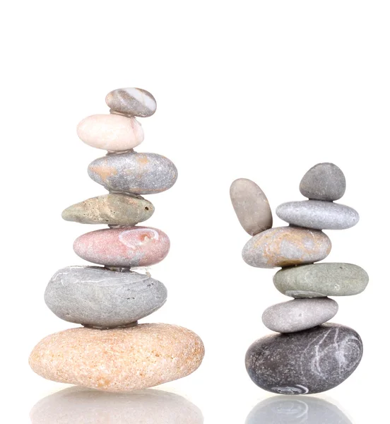 Montones de piedras equilibradas aisladas en blanco —  Fotos de Stock
