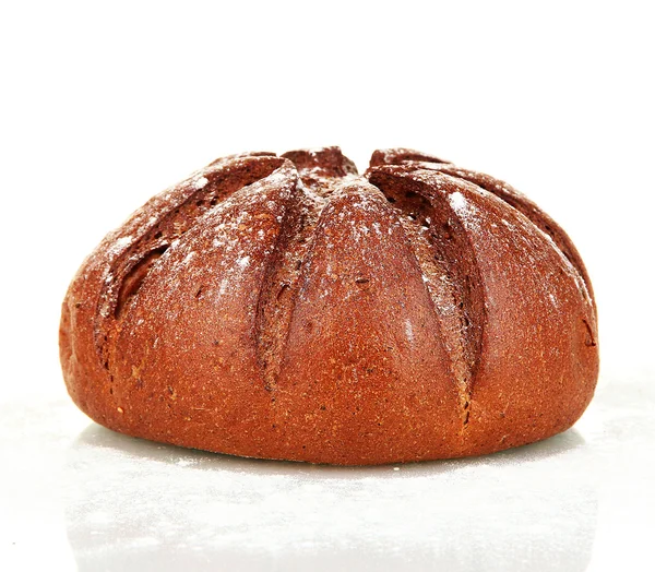 Pão inteiro caseiro isolado no fundo branco — Fotografia de Stock