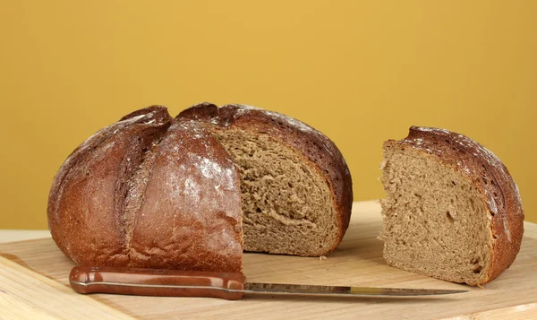 Pane affettato su sfondo marrone primo piano — Foto Stock