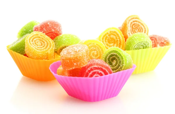 Сладкие конфеты желе в чашке торт ящики изолированы на белом — стоковое фото