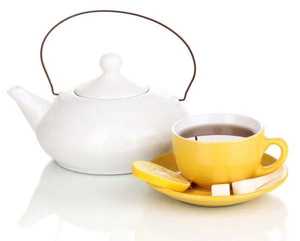 Желтая чашка с блюдцем и чайник изолированы на белом — стоковое фото
