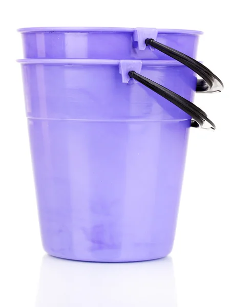 Barevné plastové kbelíky izolované na bílém — Stock fotografie