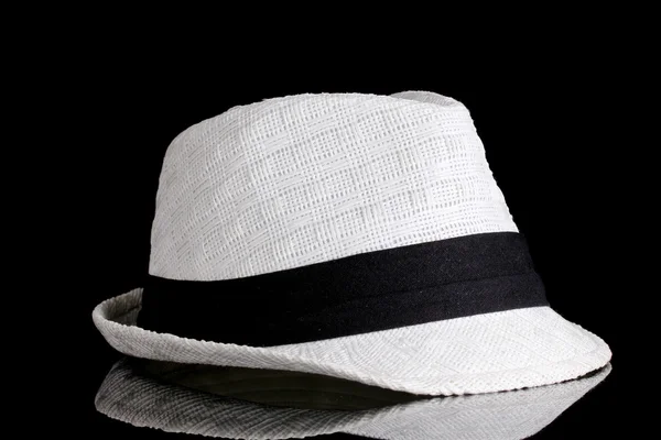 Piękny biały kapelusz na czarnym tle — Zdjęcie stockowe