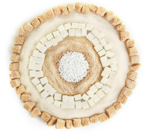 Подсластитель с белым и коричневым сахаром крупным планом
