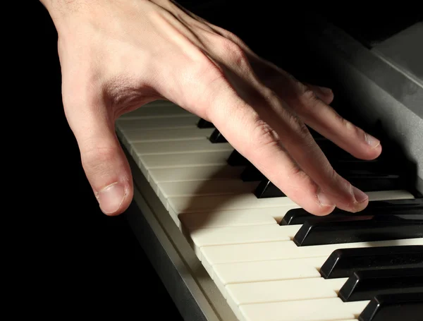 Ręka mężczyzny gry na fortepianie — Zdjęcie stockowe