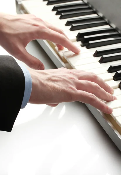 Käsissä mies soittaa pianoa — kuvapankkivalokuva