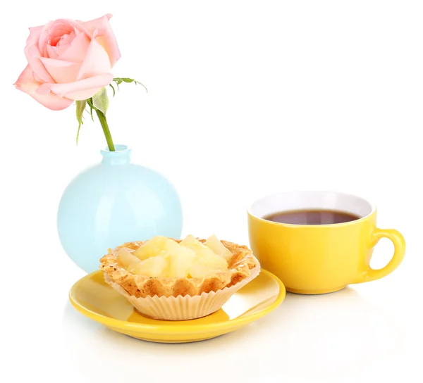 Pastel dulce con taza de té aislado en blanco —  Fotos de Stock