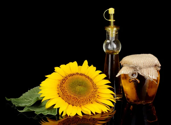 Olej słonecznikowy i słonecznik na czarnym tle — Zdjęcie stockowe