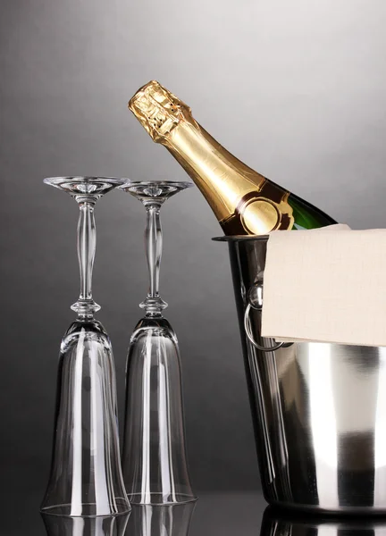 香槟酒瓶桶与冰和眼镜的灰色背景 — 图库照片