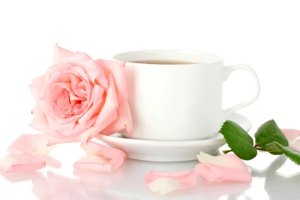 Šálek čaje s růží izolovaných na bílém — Stock fotografie