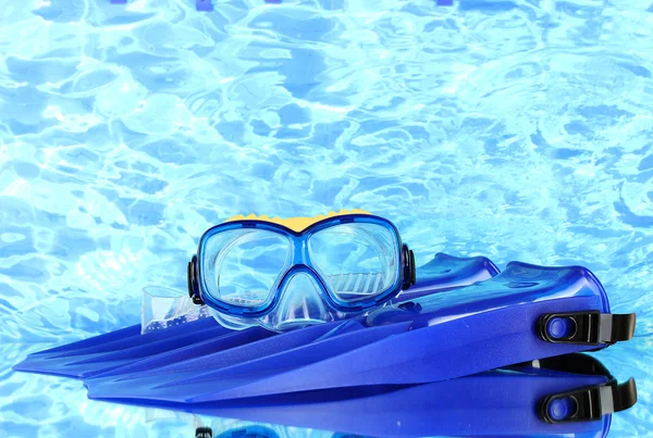Aletas azules y máscara sobre fondo marino azul — Foto de Stock