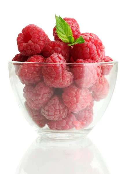 薄荷的玻璃碗上白色隔离与成熟莓 — 图库照片