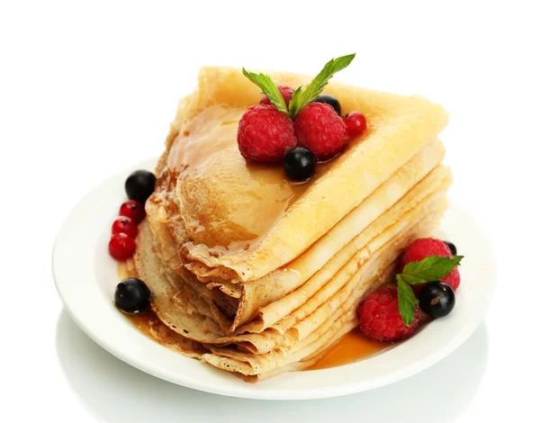 Panquecas deliciosas com bagas e mel no prato na mesa de madeira — Fotografia de Stock