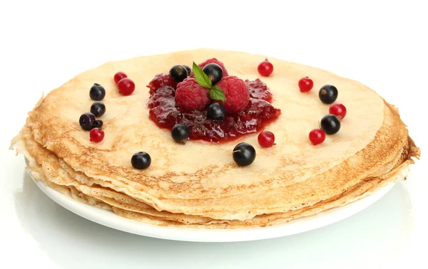 Leckere Pfannkuchen mit Beeren und Marmelade auf Teller isoliert auf weiß — Stockfoto