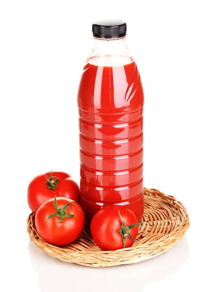 Sok pomidorowy w butelce na maty wiklinowe na białym tle — Zdjęcie stockowe