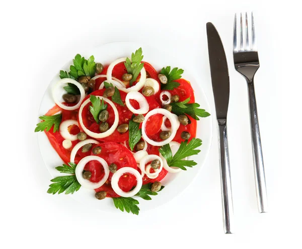 Салат з каперсами в тарілці ізольовані на білому — стокове фото