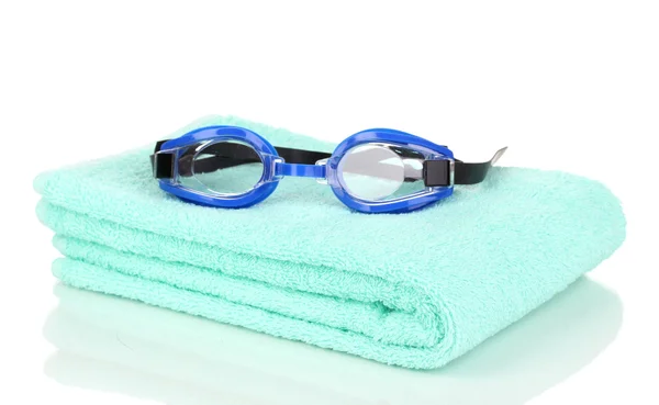 Zwemmen bril op handdoek geïsoleerd op wit — Stockfoto