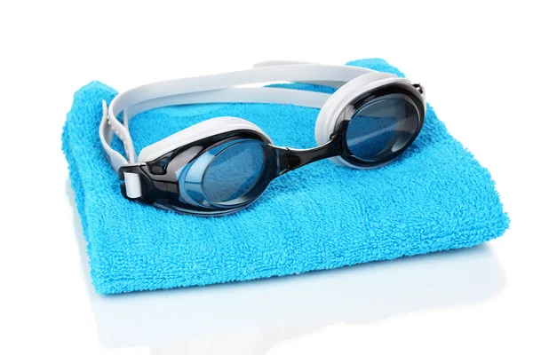 Κολύμβησης γυαλιά σε πετσέτα που απομονώνονται σε λευκό — Φωτογραφία Αρχείου