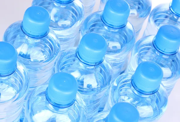 Bottiglie di plastica di acqua primo piano — Foto Stock