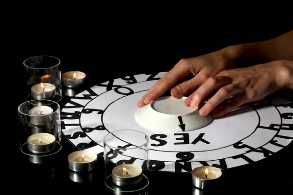 Спиритуалистический сеанс при свечах крупным планом — стоковое фото