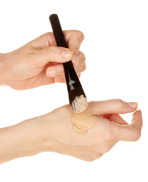 Mulher aplicando corretor na mão no fundo branco close-up — Fotografia de Stock