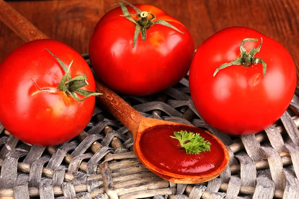 Ripe tomatoes on wooden table close-up — Stock Photo, Image