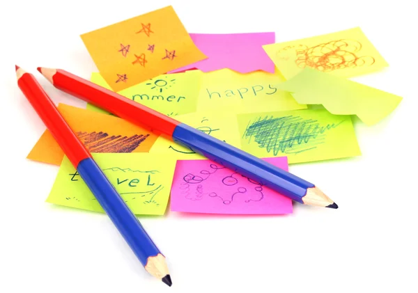 Renkli kalemler ve üzerinde beyaz izole çıkartmaları — Stok fotoğraf