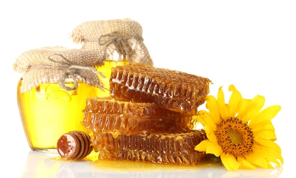Favos de mel doces, jarros com mel, drizzler de madeira e girassol, isolados em branco — Fotografia de Stock