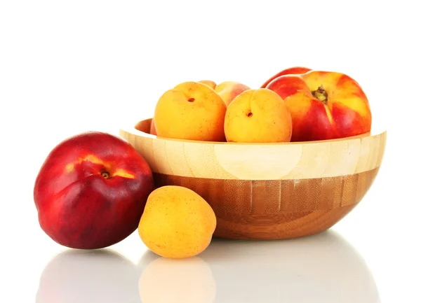 Rijp fruit in kom geïsoleerd op wit — Stockfoto