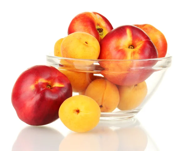 Rijp fruit in glazen kom geïsoleerd op wit — Stockfoto