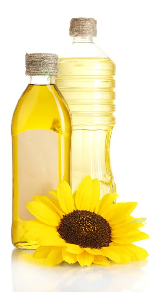 Öl in Gläsern und Sonnenblumen, isoliert auf weiß — Stockfoto