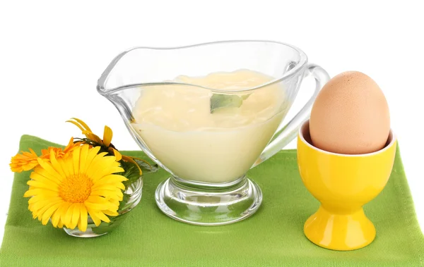 蛋黄酱在碗上餐巾上白色隔离 — 图库照片