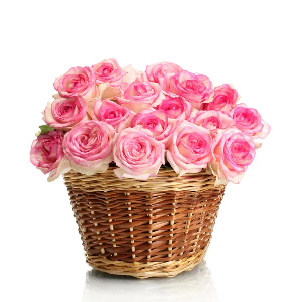 Krásná kytice růžových růží v koši, izolované na bílém — Stock fotografie