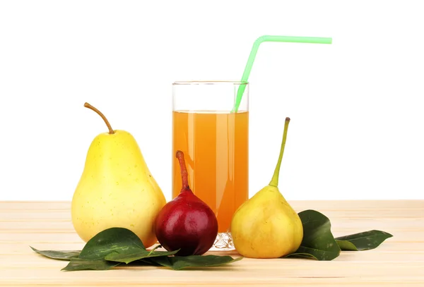 白い背景の上の木製のテーブルの上の梨と梨ジュース — ストック写真