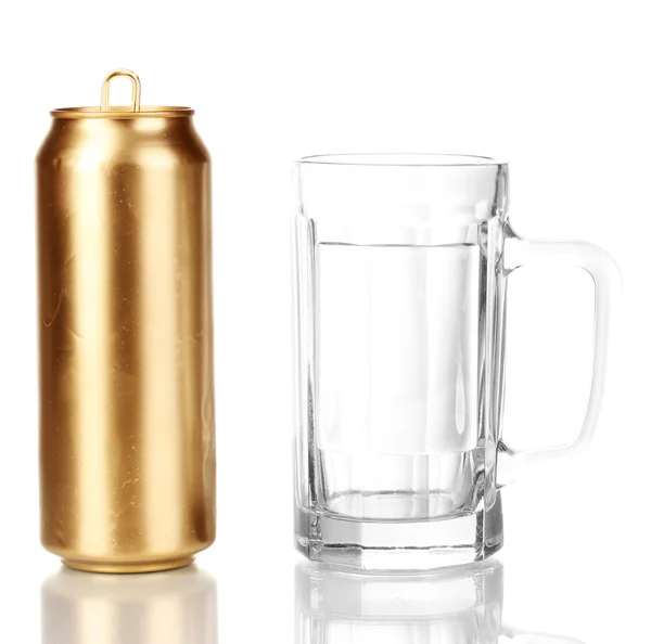 Open zlatý může a pivní sklo izolované na bílém — Stock fotografie