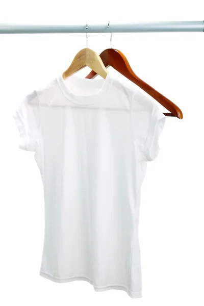Weißes T-Shirt auf Kleiderbügel isoliert auf weiss — Stockfoto