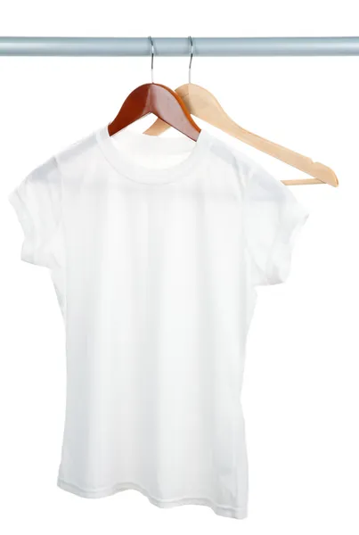 Белая футболка на вешалке, изолированная на белом — стоковое фото