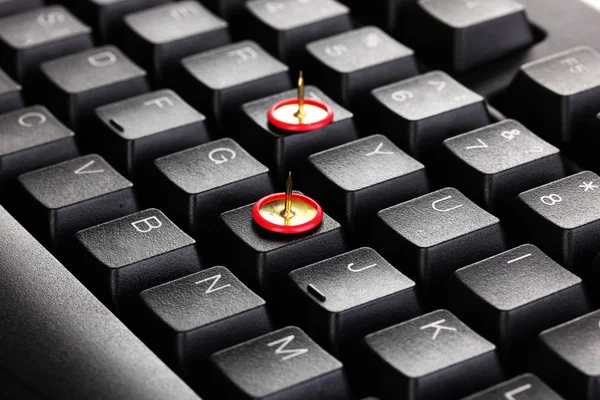 Schmerzhaftes Tippen, Pins auf der Tastatur in Nahaufnahme — Stockfoto