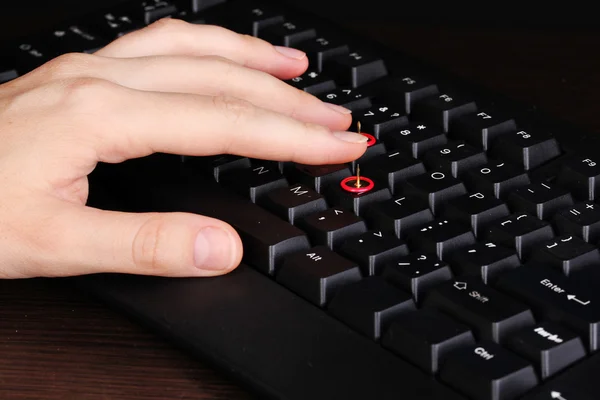 Schmerzhaftes Tippen auf der Tastatur aus nächster Nähe — Stockfoto
