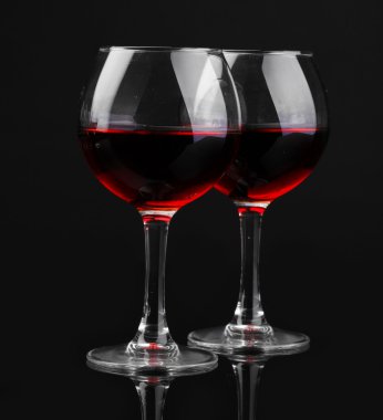 siyah üzerine izole kadehlerin