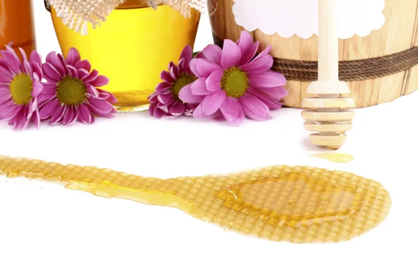Honingraat en honing geïsoleerd op wit — Stockfoto
