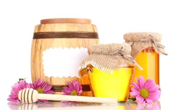 Süßer Honig in Gläsern und Fässern mit Nieselregen isoliert auf weiß — Stockfoto