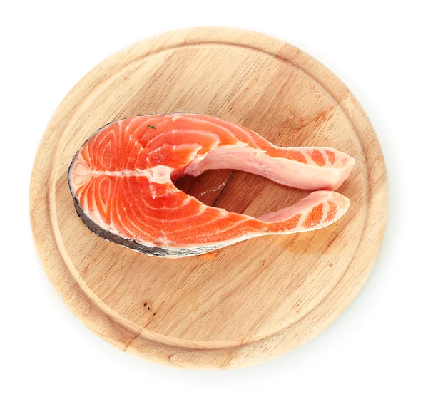 Красная рыба с деревянной разделочной доской, изолированной на белой — стоковое фото