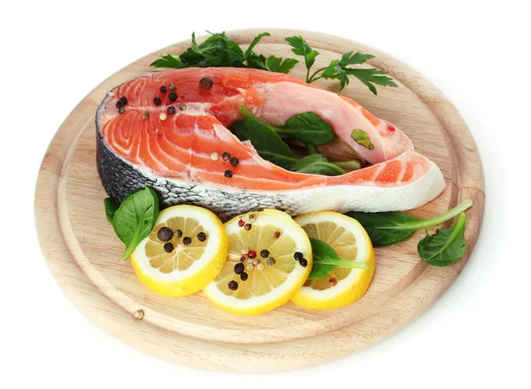 Limon ve maydanoz üzerinde ahşap kesme tahtası üzerinde beyaz izole kırmızı balık — Stok fotoğraf