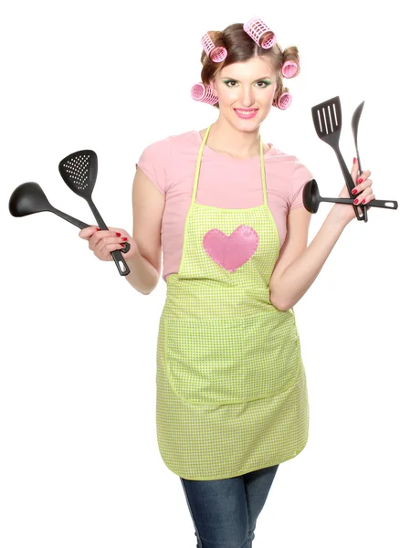 Schöne junge Hausfrau mit Küchenutensilien isoliert auf weiß — Stockfoto